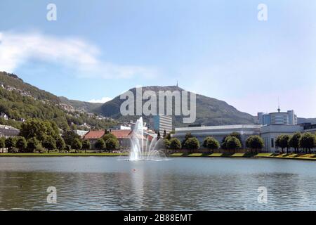 Bergen, Norvegia - Luglio 05 2019: Piazza del centro della città di Bergen. Quartiere centrale della città con belle case colorate in legno Foto Stock