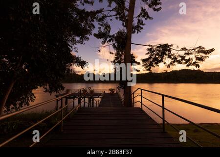 Scintillante vista sul Sunset River Deck nell'Amazzonia. Foto Stock