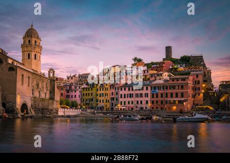 Vista di Vernazza una delle cinque Terre in provincia di la Spezia, buon picnic in montagna con vista sull'oceano Foto Stock