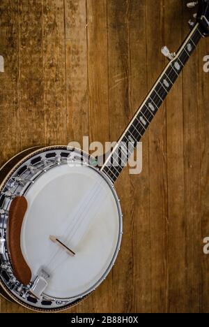 Five String Banjo su pavimenti in legno duro Foto Stock