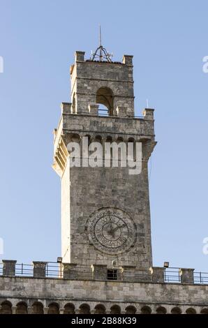 Torre del Municipio di Montepulciano in Toscana Foto Stock
