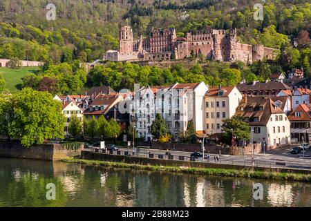 Romantico castello rinascimentale di Heidelberg - punto di riferimento della famosa città universitaria, vista dal vecchio ponte sul fiume Neckar, Germania Foto Stock