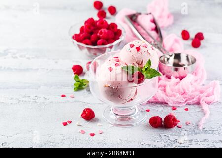 Gelato al lampone sfere con bacche e foglie di Menta in vaso Foto Stock