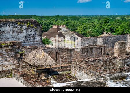 El Palacio all'Acropoli, Templo i in lontananza, rovine Maya al sito archeologico di Comalcalco, Stato di Tabasco, Messico Foto Stock