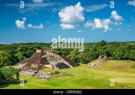 Templo i e Templo II, vista dall'Acropoli, rovine Maya al sito archeologico di Comalcalco, Stato di Tabasco, Messico Foto Stock