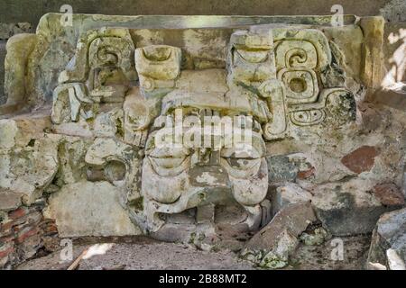 Maschera di Kinich Ahau, divinità solare maya capo, a Templo VI, rovine maya al sito archeologico di Comalcalco, Stato di Tabasco, Messico Foto Stock