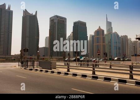 Vuoto intersezione stradale nella città di Dubai, Emirati Arabi Uniti Foto Stock