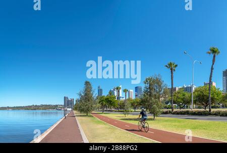 Passerella sul lungofiume e pista ciclabile che si affaccia sullo skyline del centro cittadino, Langley Park, Perth, Australia Occidentale, Australia Foto Stock