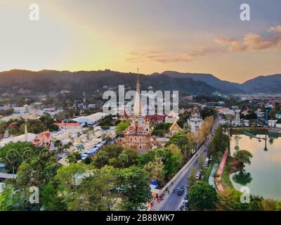 Vista aerea con drone. Tempio di Wat Chalong o Chalong nella Pagoda Phuket Thailandia. Luogo pubblico. Drone Foto. Foto Stock