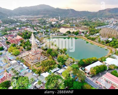 Vista aerea con drone. Tempio di Wat Chalong o Chalong nella Pagoda Phuket Thailandia. Luogo pubblico. Drone Foto. Foto Stock