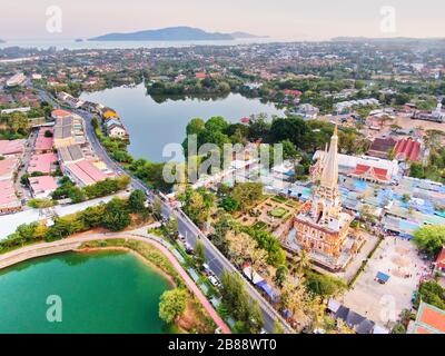 Vista aerea con drone. Tempio di Wat Chalong o Chalong nella Pagoda Phuket Thailandia. Luogo pubblico. Drone Foto. Foto Stock