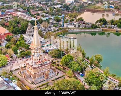 Vista aerea con drone. Tempio di Wat Chalong o Chalong nella Pagoda Phuket Thailandia. Luogo pubblico. Drone Foto. Foto Stock