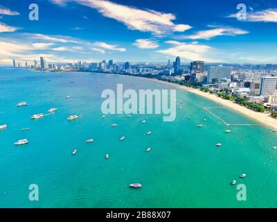 Vista aerea con drone. Turisti a Pattaya Beach, Chonburi, Thailandia. Bellissimo paesaggio Hat Pattaya Beach. Foto Stock