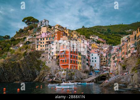 Vista di Riomaggiore una delle cinque Terre in provincia di la Spezia, buon pic-nic in coppia in montagna con vista sull'oceano Foto Stock