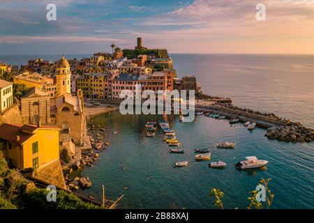 Vista di Vernazza una delle cinque Terre in provincia di la Spezia, buon picnic in montagna con vista sull'oceano Foto Stock