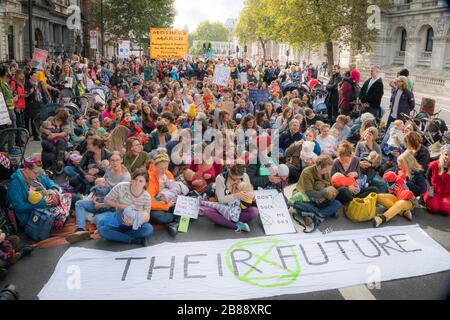 Whitehall, Londra, Regno Unito. 9 ottobre 2019 - protesta contro il cambiamento climatico per la ribellione dell'estinzione - marzo degli "altri" Foto Stock