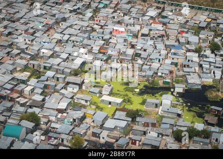 Città del Capo, Sud Africa - 1 dicembre 2019 - veduta aerea degli shacks allagati nell'area informale degli insediamenti Foto Stock