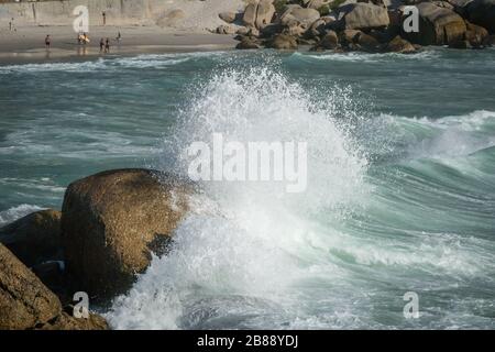 Città del Capo, Sud Africa - 25 novembre 2019 - onde nell'oceano Atlantico su Camps Bay Beach Foto Stock