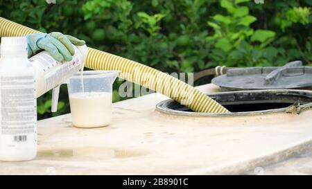 Pesticidi spray, pesticidi sul limone di frutta in coltivazione piantagione agricola, spagna. Uomo che spruzza o fumigando pesti, controllo dei parassiti. Infestamento insetticida Foto Stock