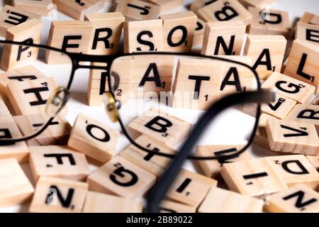 Ci sono molte lettere e la parola dati è al centro Foto Stock