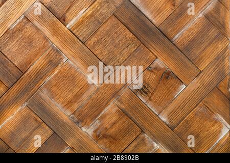 Un bel pannello di vecchie tavole rettangolari in legno di quercia con un motivo a rombo ben definito. Texture e sfondo di legno antico. Foto Stock