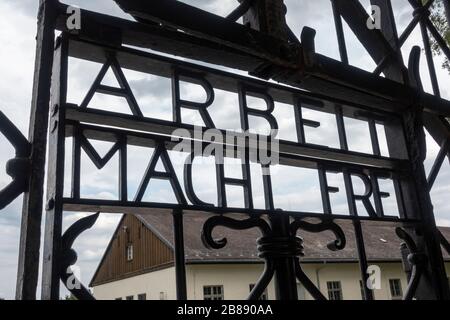 'Arbeit Macht Frei' alle porte d'ingresso dell'ex campo di concentramento nazista tedesco di Dachau, Monaco di Baviera, Germania. Foto Stock