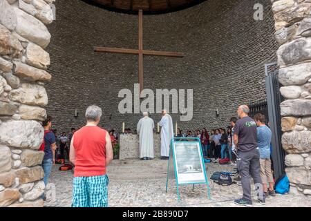 Messa in corso presso il Todeangst Christi (chiesa cattolica di Mortal Agony of Christ Chapel), ex campo di concentramento nazista tedesco di Dachau, Monaco di Baviera, Germania. Foto Stock