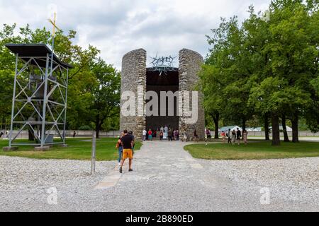 Messa in corso presso il Todeangst Christi (chiesa cattolica di Mortal Agony of Christ Chapel), ex campo di concentramento nazista tedesco di Dachau, Monaco di Baviera, Germania. Foto Stock