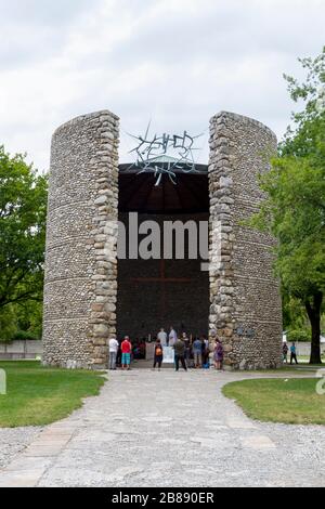 Messa in corso presso il Todeangst Christi (chiesa cattolica di Mortal Agony of Christ Chapel), ex campo di concentramento nazista tedesco di Dachau, Monaco di Baviera, Germania. Foto Stock