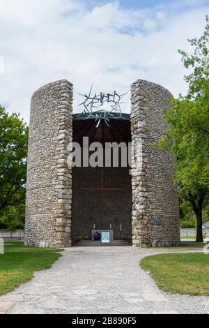 Messa in corso presso il Todeangst Christi (chiesa cattolica di Mortal Agony of Christ Chapel), ex campo di concentramento nazista tedesco di Dachau, Monaco di Baviera, Germania. Foto Stock