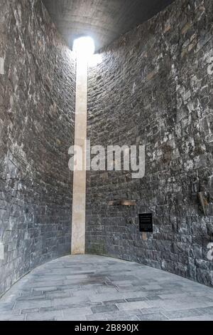 All'interno del memoriale ebraico presso l'ex campo di concentramento nazista tedesco di Dachau, Monaco, Germania. Foto Stock