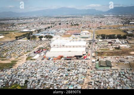 Johannesburg, Sudafrica - 1 dicembre 2019 - veduta aerea di un'area industriale circondata da baraccopoli Foto Stock
