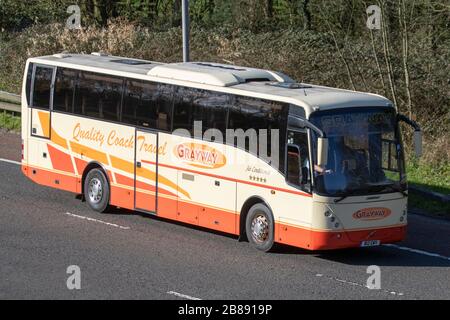 Greyway Coach operator sulla M6 a Lancaster, Regno Unito, alla guida di un autobus A un solo ponte VOLVO 2004 BIANCO. Foto Stock