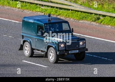 2014 verde Land Rover Defender 90 XS Hard TOP T; traffico veicolare del Regno Unito, trasporto, veicoli in movimento, veicolo, strade, motori, motorizzazione sull'autostrada M6 Foto Stock