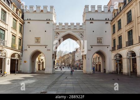 Baviera-Mucnich-Germania, 20. März 2020: Poche persone camminano al Karlsplatz Stachus di Monaco, che è di solito affollata ma rimane vuota a causa di Th Foto Stock