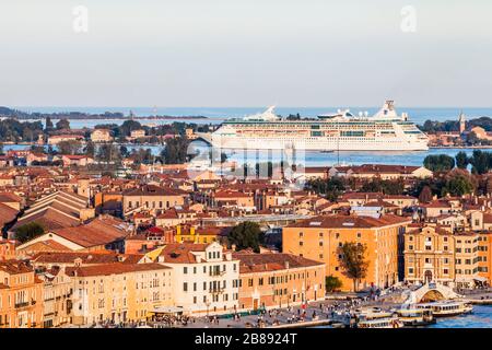 Nave da crociera con partenza da Venezia. Foto Stock