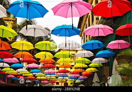 Un sacco di ombrelli nel Port Louis, la capitale di Mauritius Foto Stock