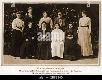 Huddersfield Industrial Society un ritratto di gruppo del Comitato delle Gilde delle Donne: Armitage, Wainwright, Hemmingway, Miller, Balmforth, Dyson, Clough, Wood, Gill. Foto Stock