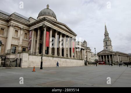 Londra, Regno Unito. 20 marzo 2020. La zona di fronte alla National Gallery, normalmente piena di visitatori, è praticamente deserta, poiché la gente si trova lontano dal centro di Londra. Foto Stock