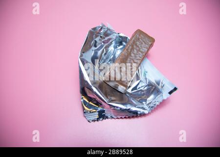 cioccolato proteine bar cibo sano su uno sfondo rosa. Foto Stock