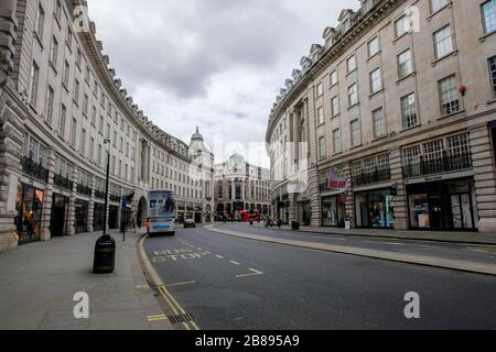 Londra, Regno Unito. 20 marzo 2020. Regent Street, normalmente una delle zone più popolari del West End per gli amanti dello shopping, è praticamente deserta, poiché la gente si allontana dal centro di Londra. Foto Stock