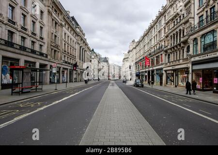 Londra, Regno Unito. 20 marzo 2020. Regent Street, normalmente una delle zone più popolari del West End per gli amanti dello shopping, è praticamente deserta, poiché la gente si allontana dal centro di Londra. Foto Stock