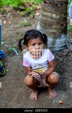 Bambina nelle comunità di prenotazione indiane a Mocagua, Amazon, Colombia, Sud America. Foto Stock