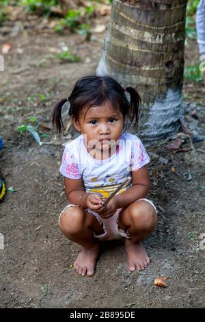 Bambina nelle comunità di prenotazione indiane a Mocagua, Amazon, Colombia, Sud America. Foto Stock