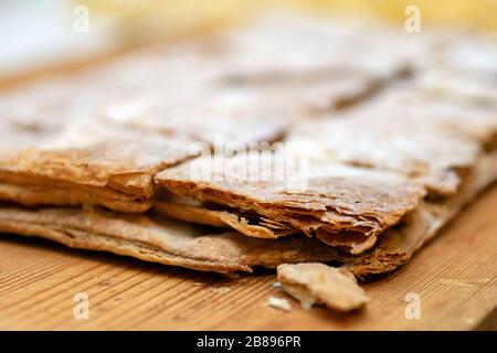 Sfoglie di pasta al forno di una torta Napoleonica Foto Stock