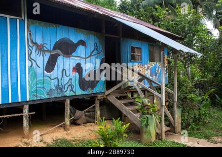 Dipinti esotici sulle case indiane della tribù Ticuna comunità, Mocagua, Amazon Rain Forest, Colombia, Sud America. Foto Stock