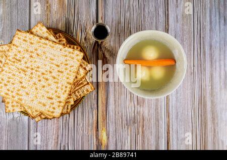 Simboli ebraici pasqua pesach holiday delizioso pane azzimo zuppa a sfera con matzah Foto Stock