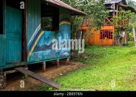 Dipinti esotici sulle case indiane della tribù Ticuna comunità, Mocagua, Amazon Rain Forest, Colombia, Sud America. Foto Stock