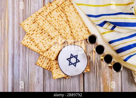 Il Pesach Pasqua simboli della grande festa ebraica matzo e vino in argento vintage in vetro. Foto Stock