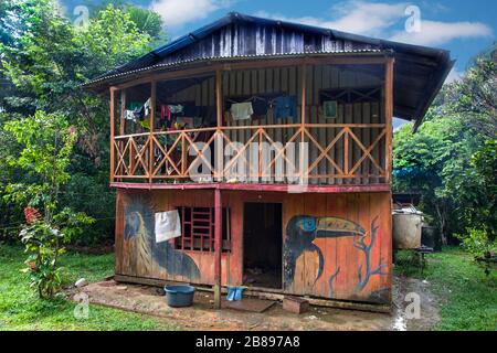 Dipinti esotici sulle case indiane della tribù Ticuna comunità, Mocagua, Amazon Rain Forest, Colombia, Sud America. Foto Stock